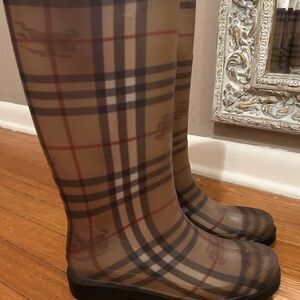 Burberry rain boots size 8